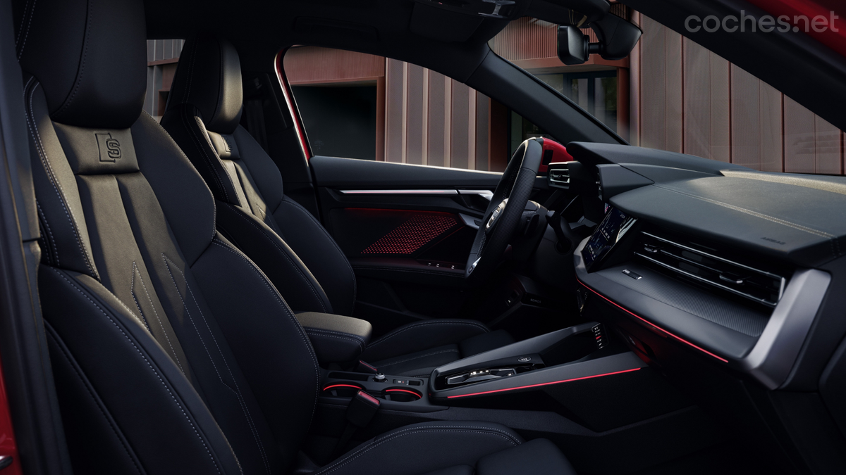 Las versiones S-Line ofrecen un interior más deportivo con mejores asientos t detalles en rojo.