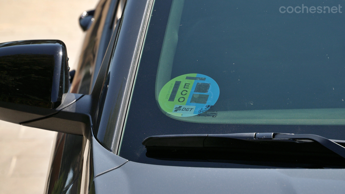 La Dirección General de Tráfico concede la etiqueta medioambiental ECO a todos los automóviles híbridos.
