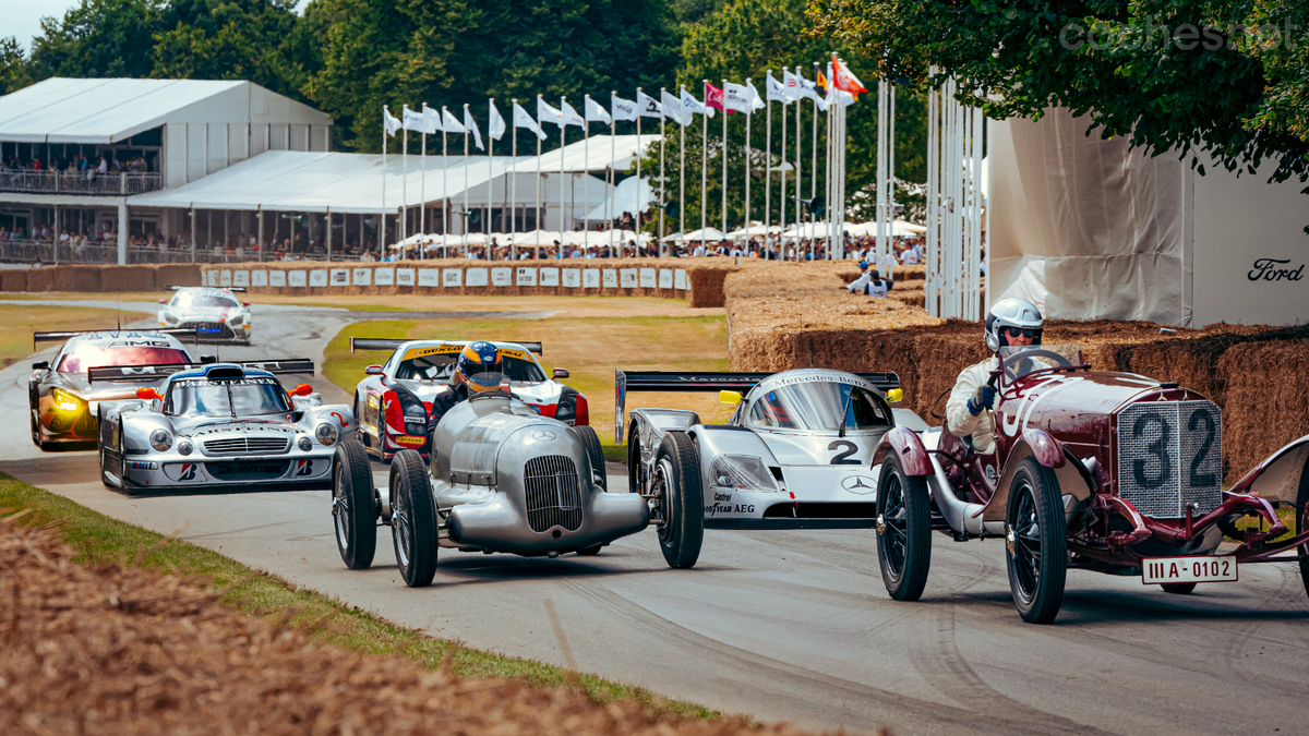 Mercedes-Benz impresionó con un desfile de sus vehículos de carreras más emblemáticos a lo largo de su historia. 