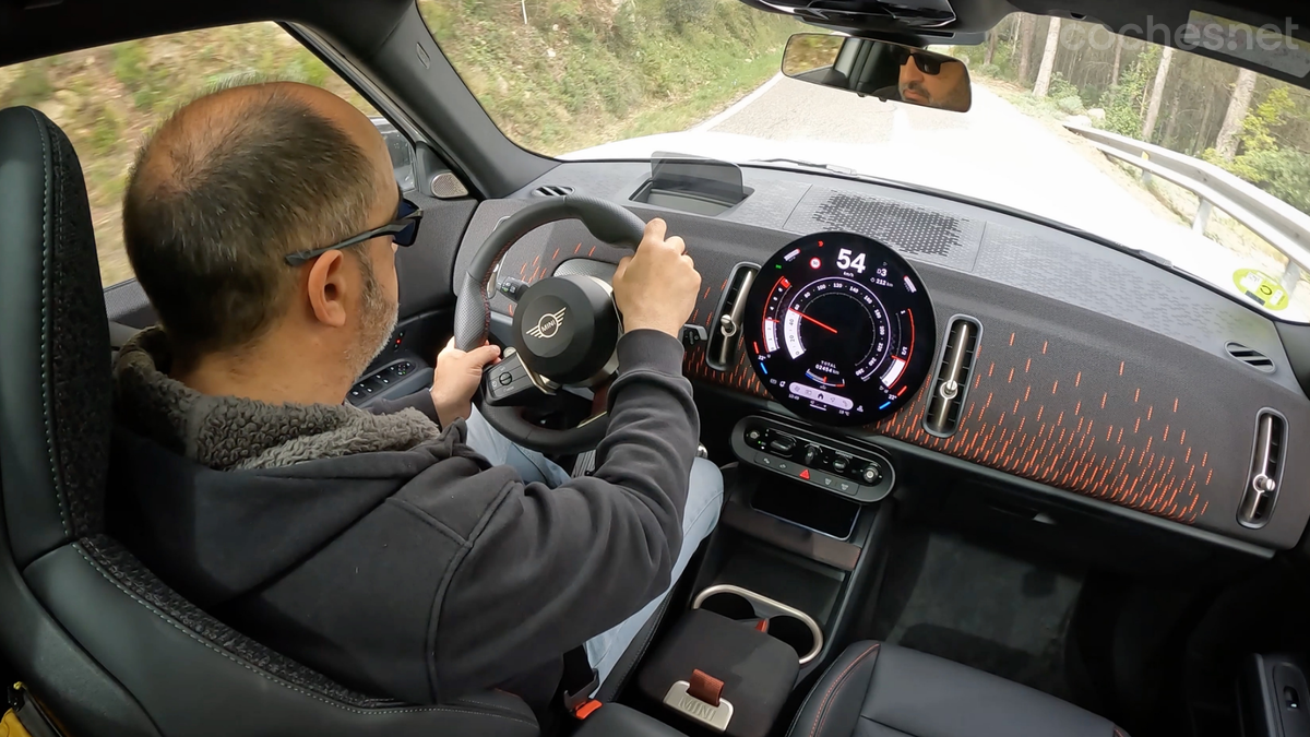 El interior es 100% Mini, con la espléndida pantalla circular central. Lástima de la desaparición de la instrumentación.