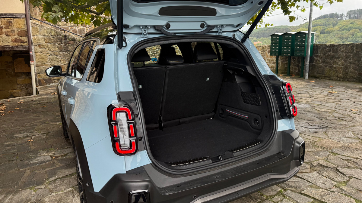 El maletero del Renault 4 E-Tech tiene 420 litros de capacidad y, sobre todo, un umbral de carga muy bajo.