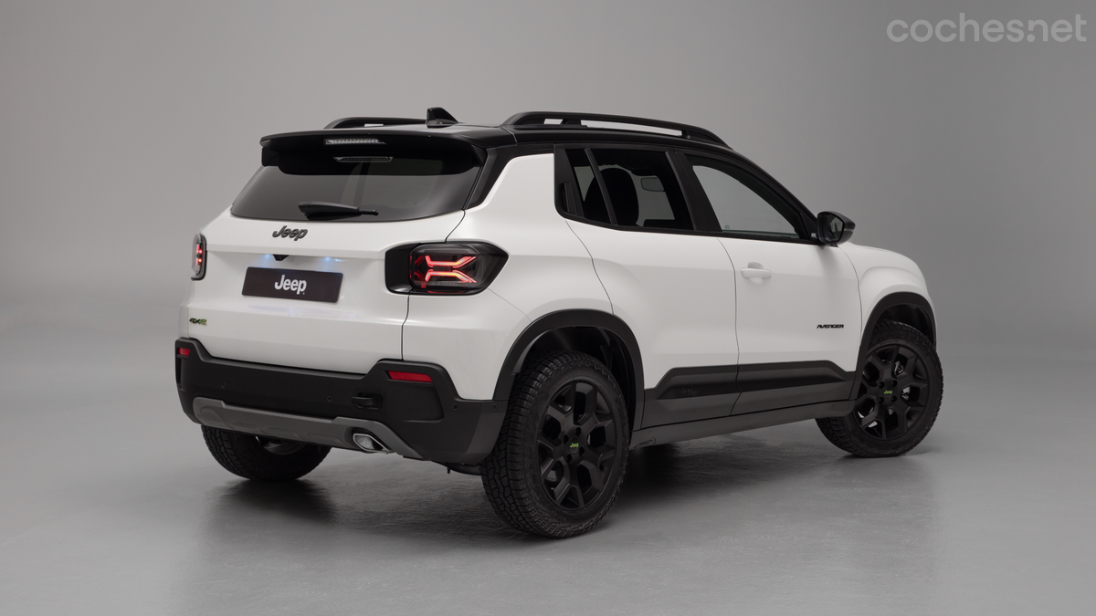 El Jeep Avenger 4Xe tiene una mayor altura libre y una estética más todoterreno, muy atractiva. 