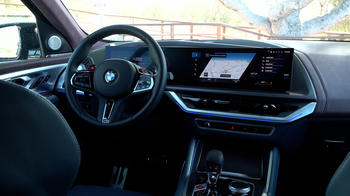 La doble pantalla es una solución ya vista en los últimos BMW. El interior no es tan vanguardista como el exterior. 