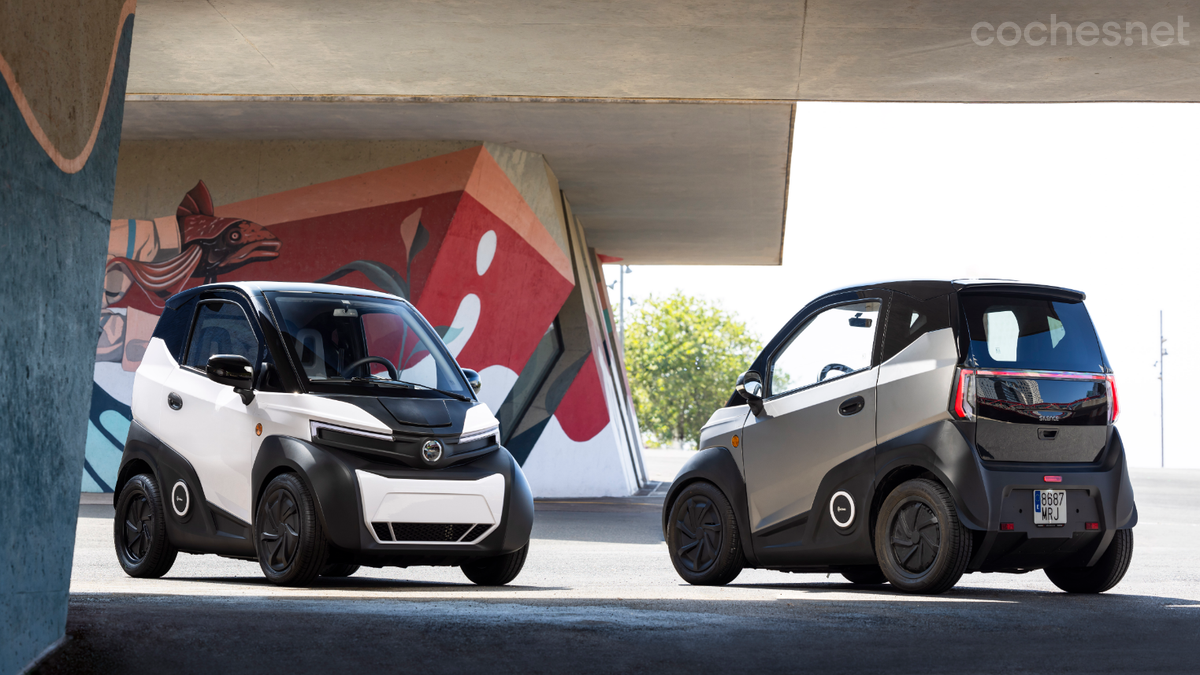 El Silence S04 es un microcoche de pequeño tamaño que ocupa el espacio de dos motos de la marca.