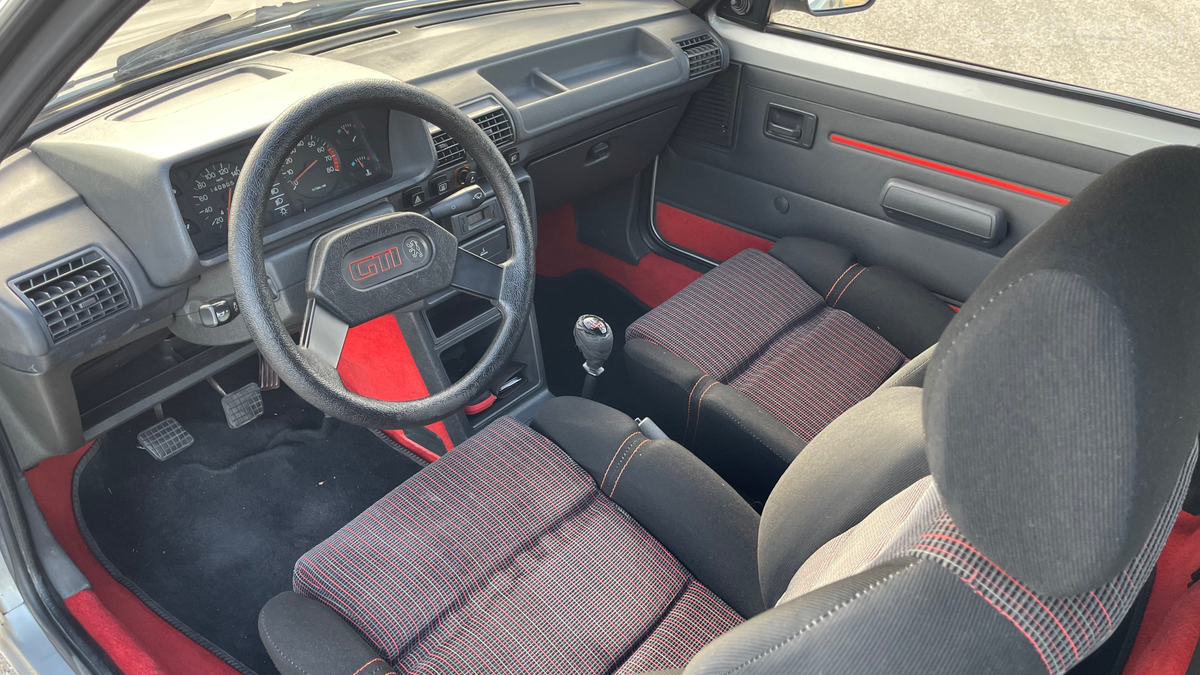 Con la moqueta roja, unos asientos muy buenos y una instrumentación muy completa, el habitáculo del 205 GTI invitaba a conducir.
