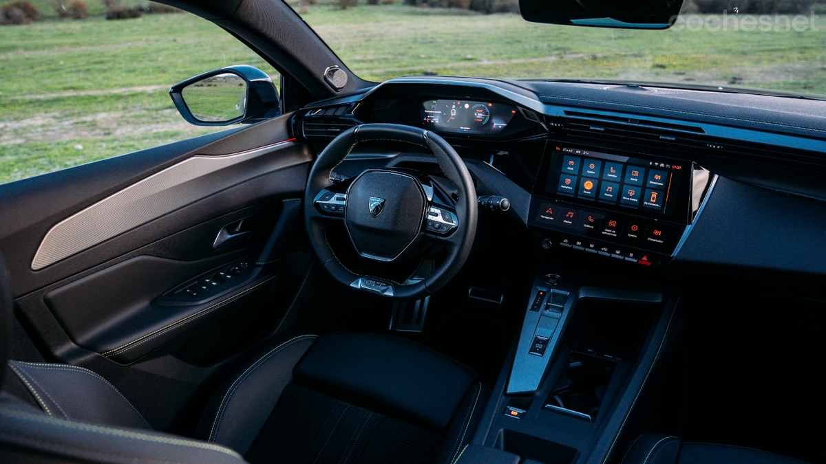 No hay cambios en los habitáculos de los Peugeot 308 y 408, que mantienen el controvertido diseño i-cockpit