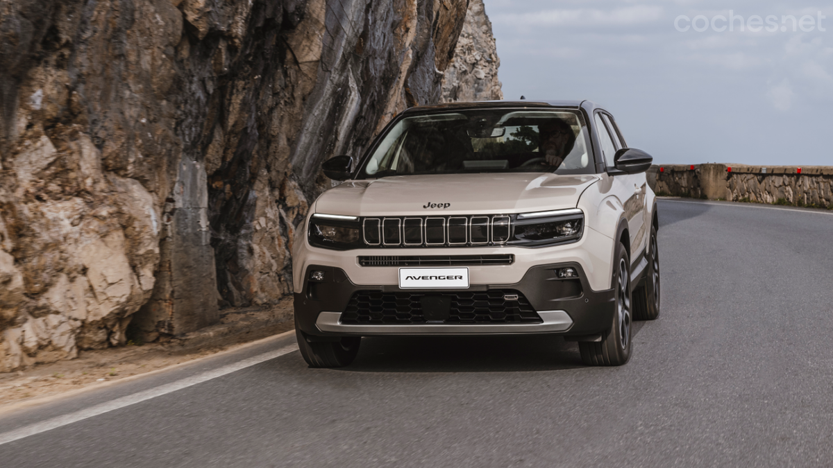 El nuevo Jeep Avenger e-Hybrid se sitúa entre la versión de gasolina con cambio manual y la 100% eléctrica.