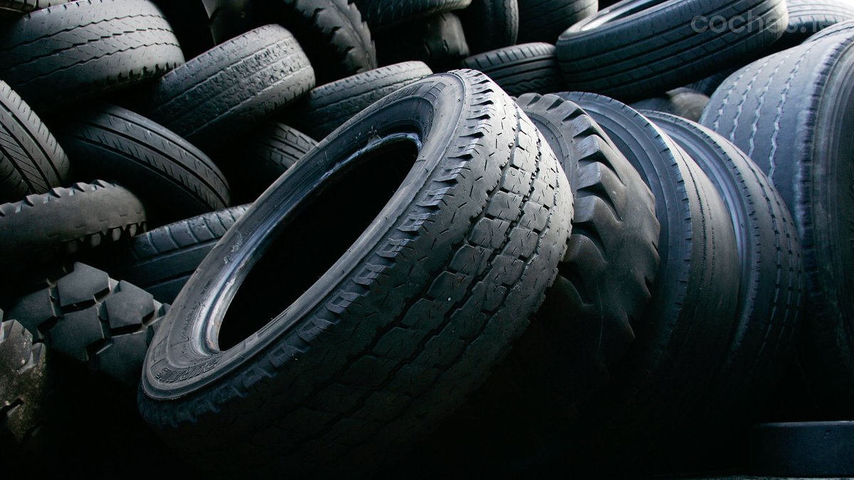 Se recomienda que todos aquellos neumáticos fabricados hace más de diez años se inspeccionen por un especialista y en caso necesario sustituirse.