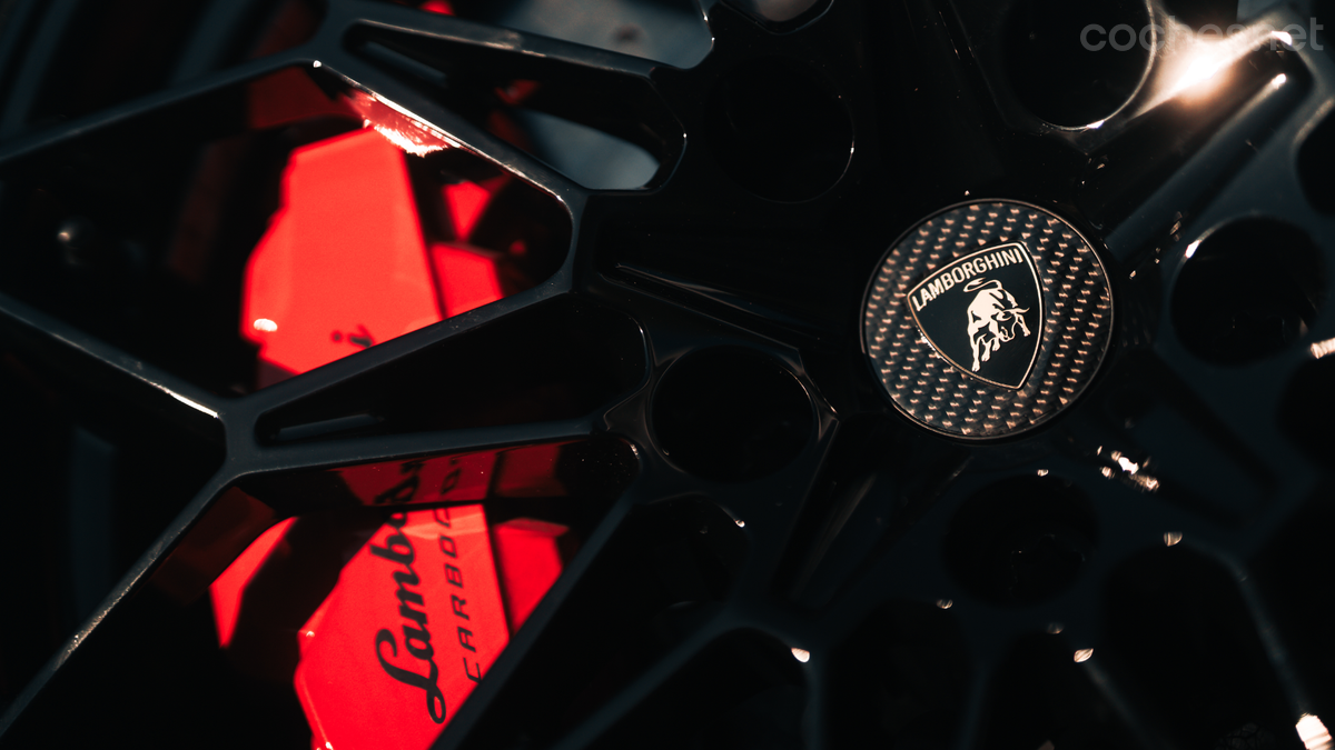 Los neumáticos Bridgestone Potenza Sport y Corsa se han desarrollado en exclusiva para este coche y los frenos de serie son carbonocerámicos.