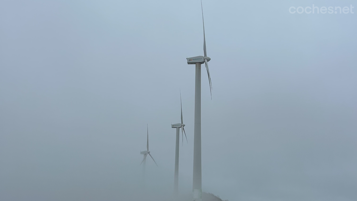 El pico de energía que generan los aerogeneradores del parque eólico de Oiz es de 850kW con el viento entre 40 y 60 km/h y las palas se van moviendo para mantener esa potencia