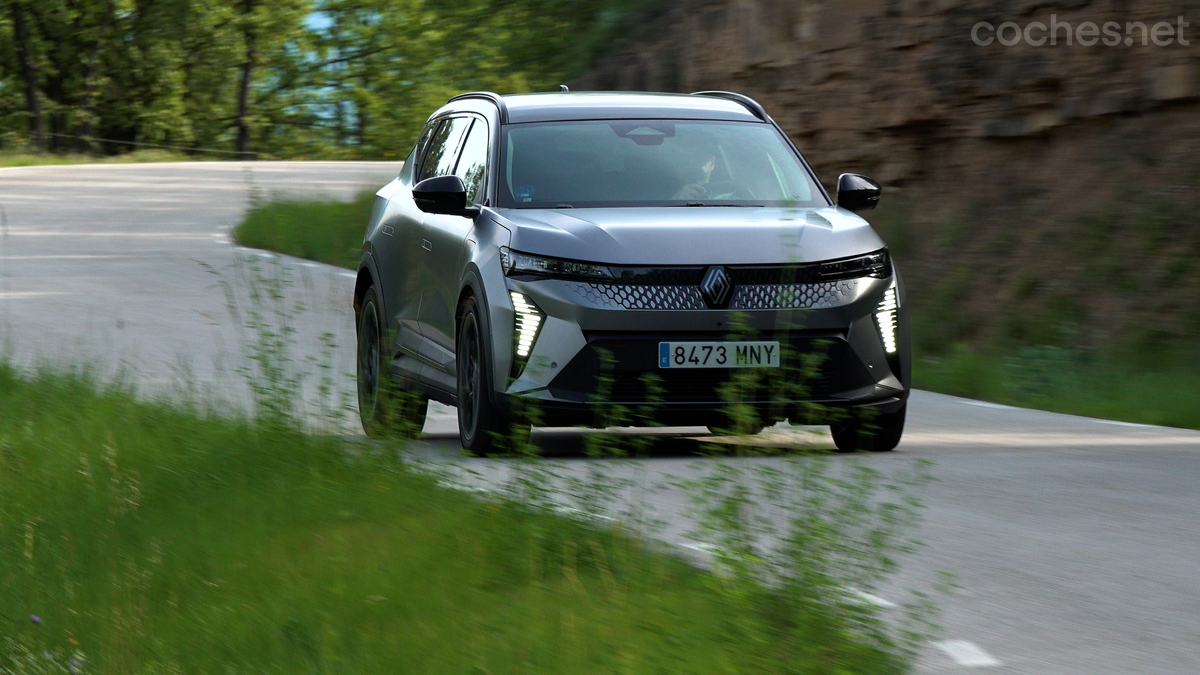 El Renault Scenic destaca por su equilibrio de marcha. Es más ágil al ser más bajo, más ligero y con suspensión más firme.