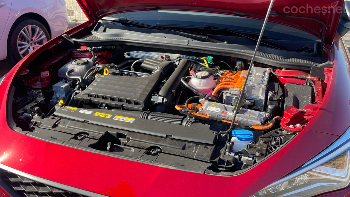 Al levantar el capó de un híbrido enchufable encontraremos dos motores, el de gasolina y el eléctrico.