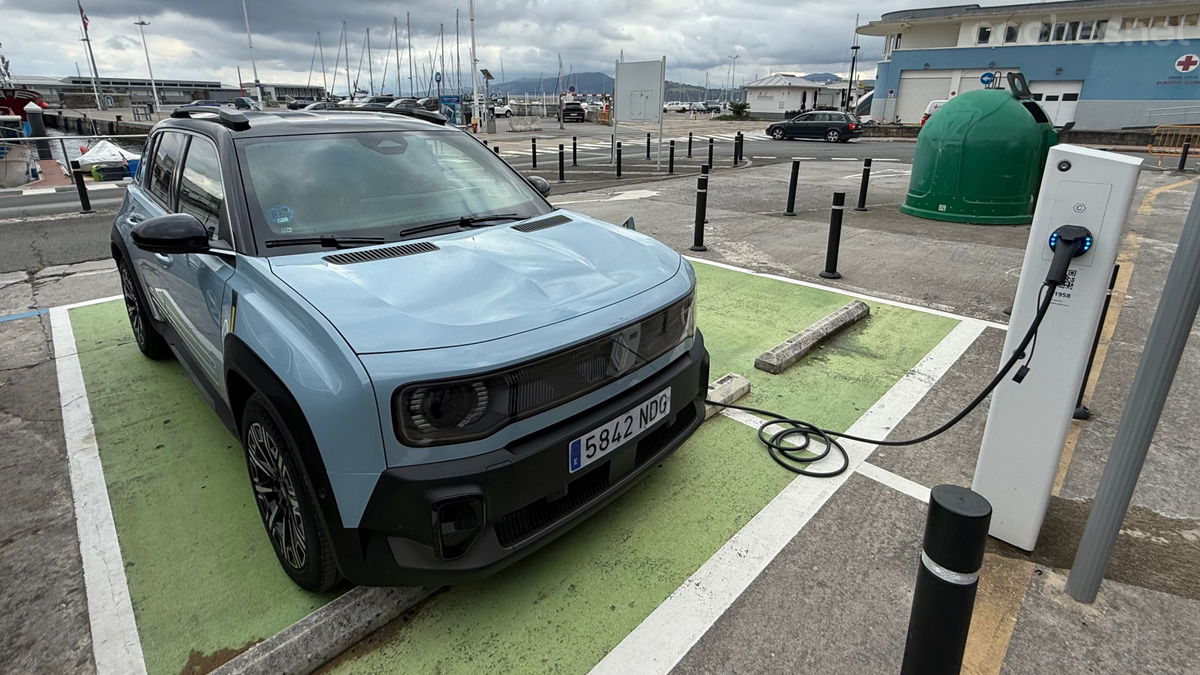 El sistema eléctrico de este coche le permite alcanzar unos 400 km de autonomía en circulación mixta entre recargas.