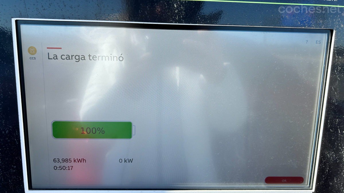 Llegamos al punto de carga con el 44% de la batería disponible y en nuestra parada conseguimos recuperar casi 64 kWh para llenar al 100% la batería