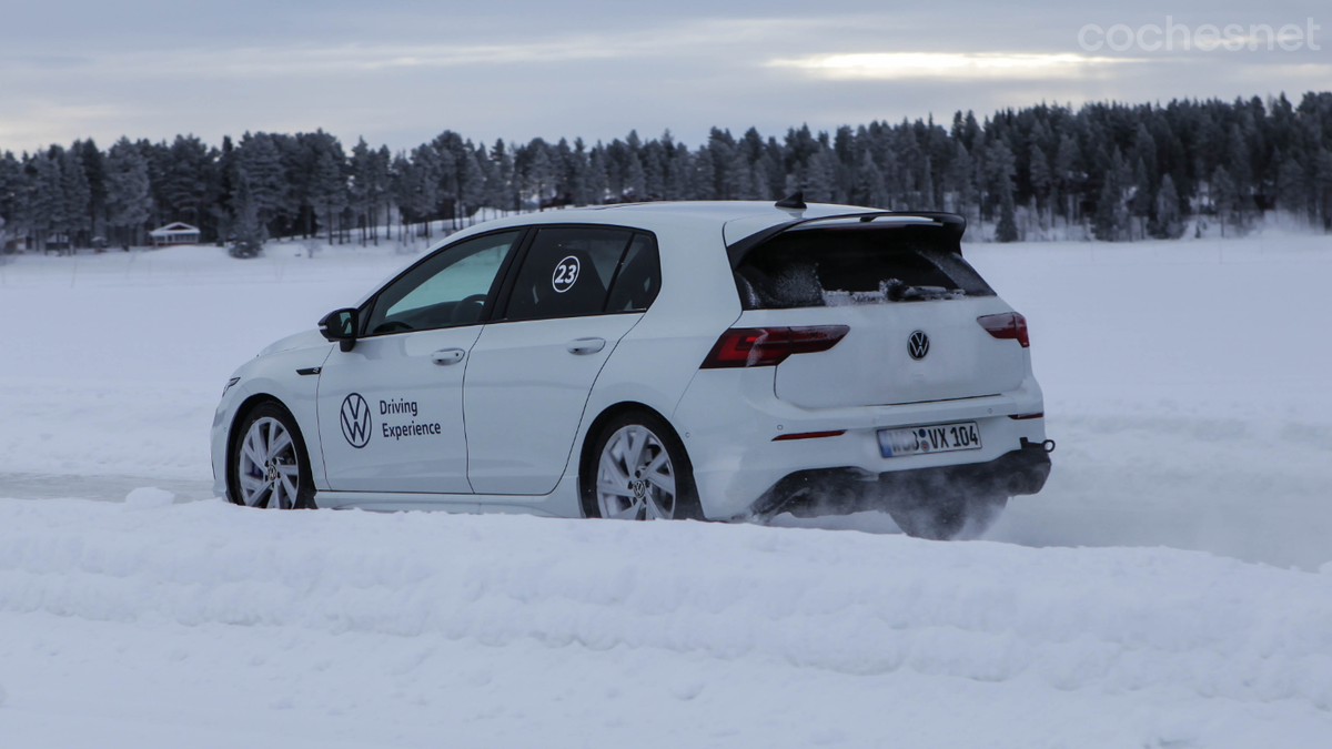 El curso ayuda a coger confianza de forma progresiva para llevar el coche a buen ritmo sobre el hielo, y aprender a balancear la carrocería antes de entrar en la curva. 