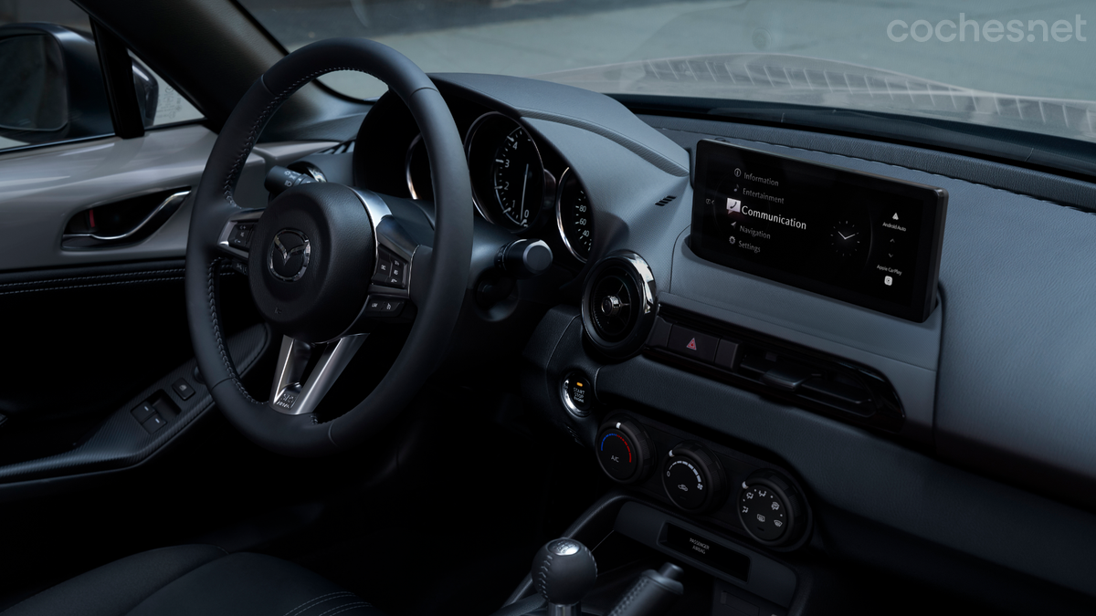 En el interior, el cambio más destacado en el Mazda MX-5 2024 es la pantalla central, de mayor tamaño.