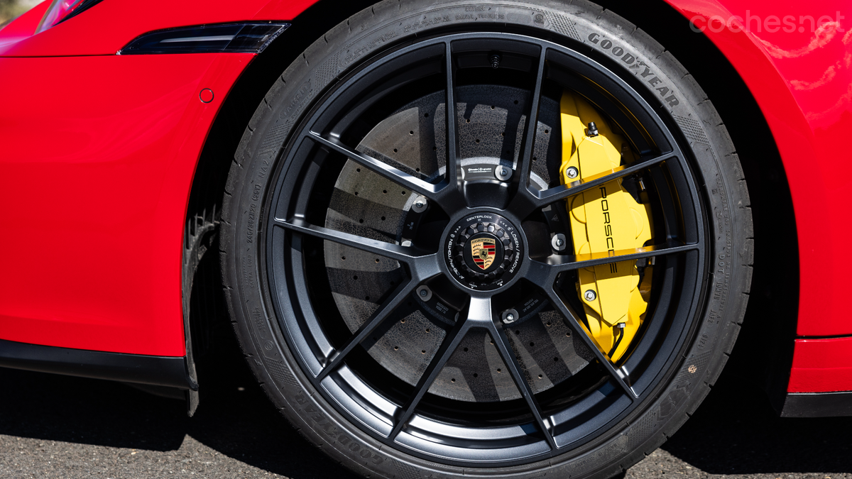 Llantas con diseño monotuerca y acompañadas de discos cerámicos y pinzas de seis pistones en amarillo, en el 911 Carrera GTS.