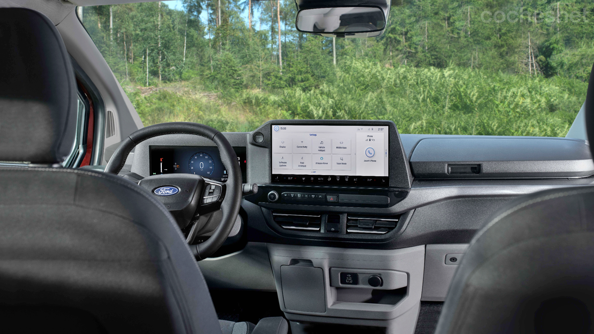 El puesto de conducción, con sus grandes pantallas digitales, llega heredado del nuevo Ford Tourneo Custom.