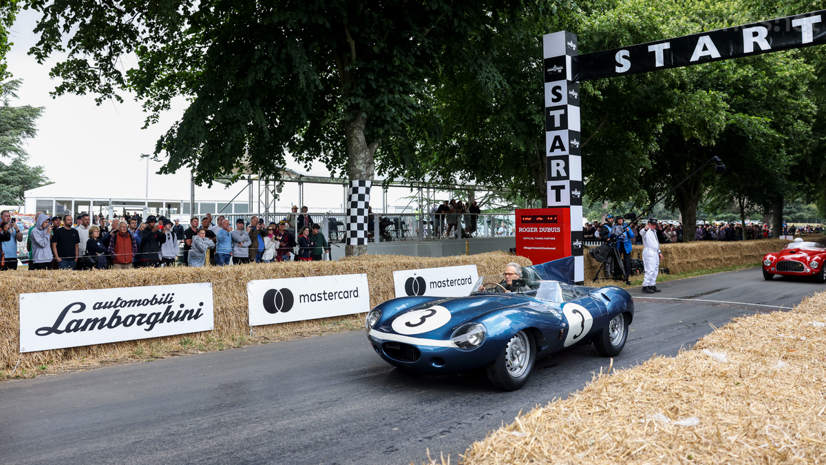 El Duque de Richmond inauguró el jueves por la mañana el Festival of Speed siendo el primero en subir al volante de este Jaguar D-Type.