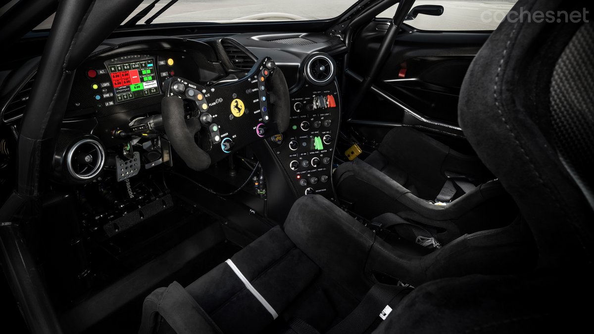 El puesto del conducción es casi el mismo del GT3 de carreras... aunque con "asiento del miedo".