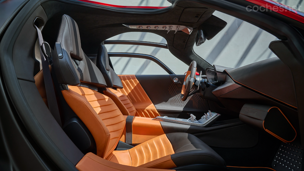 Los interiores se ofrecen en dos niveles de acabado: "Tributo" y "Alfa Corse. 
