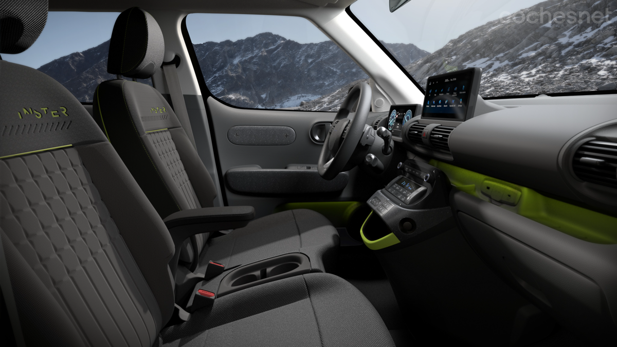 El interior modular del Hyundai Inster ofrece practicidad y espacio en un eléctrico compacto.