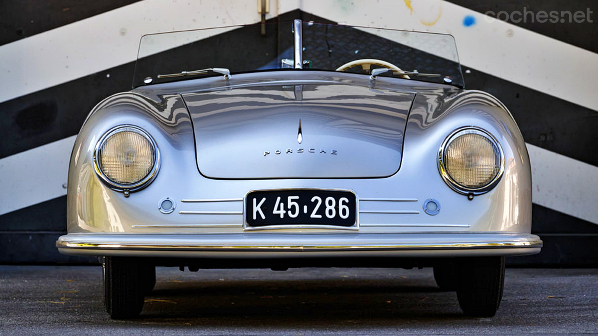 El Porsche 356 Nr.1 sólo tenia 35 CV de potencia, pero su peso era de 585 kg y ya era capaz de ofrecer unas sensaciones deportivas.