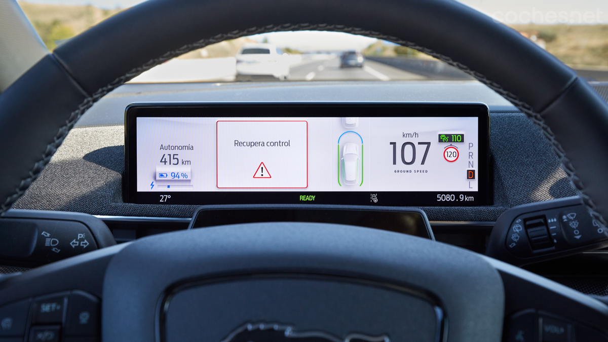 Si el sistema detecta que el conductor no está mirando a la carretera durante más de 5 segundos, emite una alerta y la pantalla se pone en color blanco.