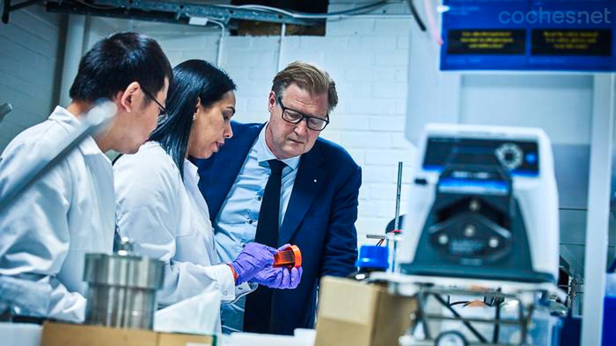 Zhenyuan Xia, Richa Chaudhary y Leif Asp en el laboratorio de grafeno del Departamento de Ciencia de Materiales e Ingeniería Industrial de la Universidad Tecnológica de Chalmers, Suecia.