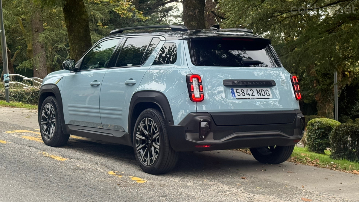 Con las levas situadas detrás del volante puede modificarse la regeneración y, por lo tanto, la recarga de la batería al desacelerar.