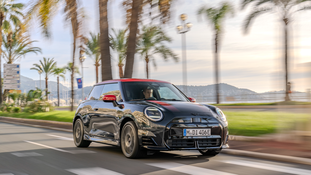 Nuevo Mini Cooper SE con acabado JCW