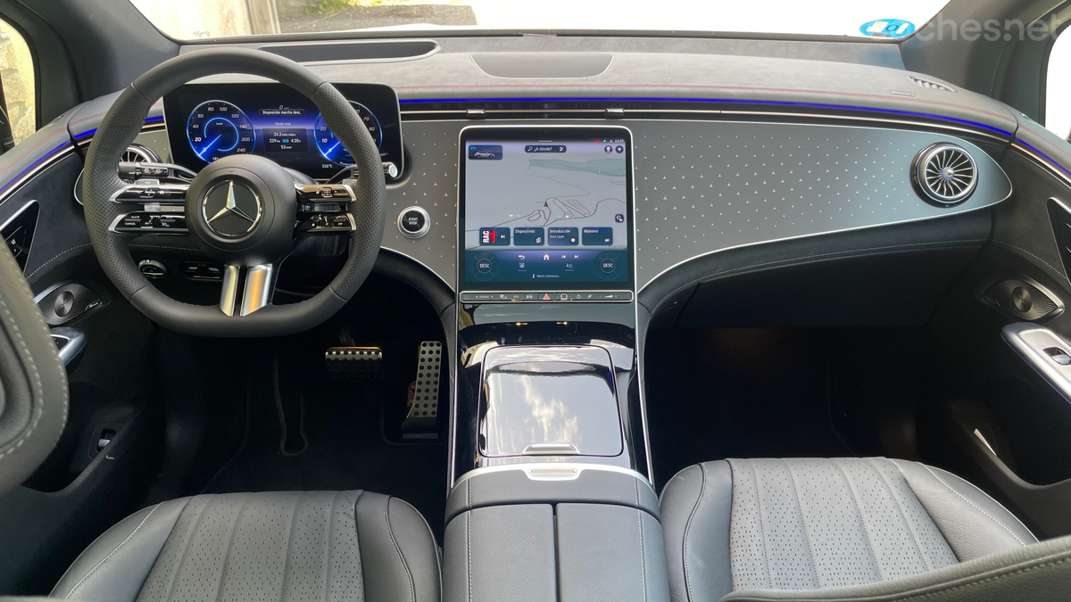 De serie, ambos coches vienen con instrumentación digital configurable y con la pantalla central cuadrada de nuestro EQE SUV.