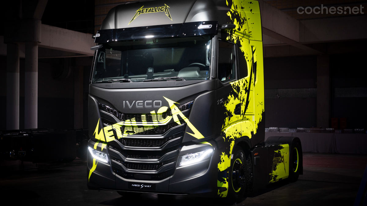 Así se decora la versión especial del Iveco S-eWay dedicada al grupo Metallica, con el que colaborar a partir de ahora la marca italiana. 