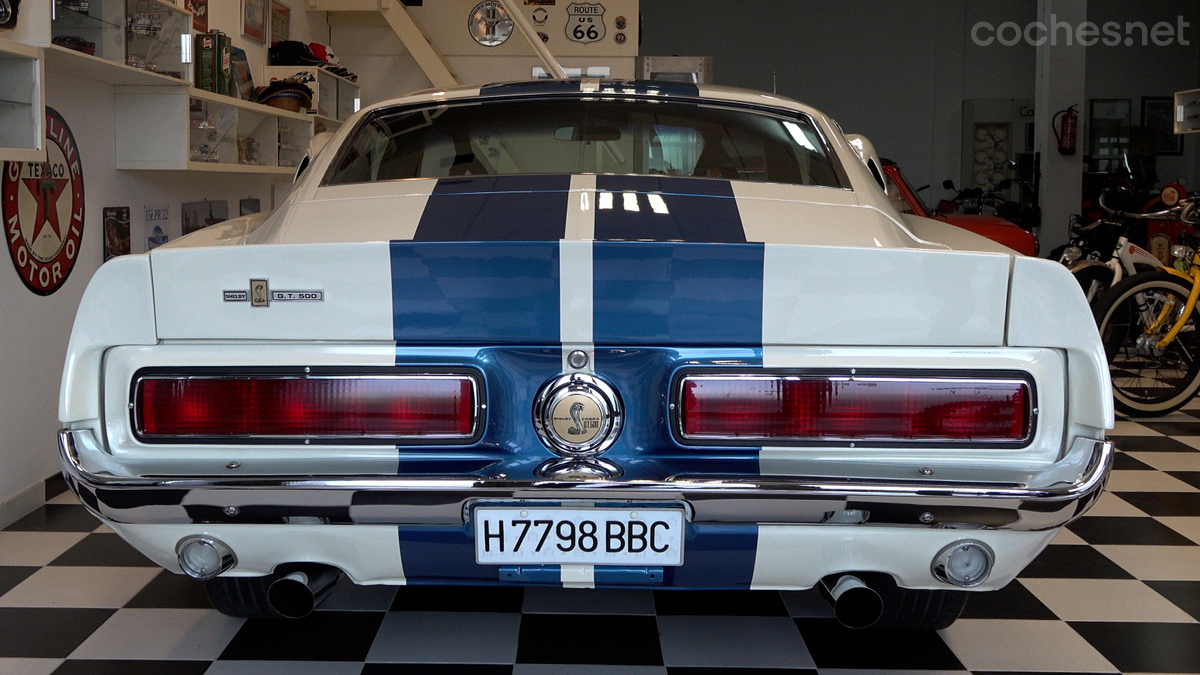 La estética del GT500 de 1967 destacaba por sus líneas musculosas, las Le Mans Stripes y los numerosos detalles Shelby en toda la carrocería.