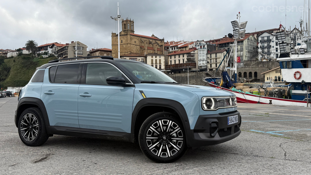 Nuestro Renault 4 E-Tech aparcado en el puerto de Getaria donde despedimos este viaje por Euskadi.