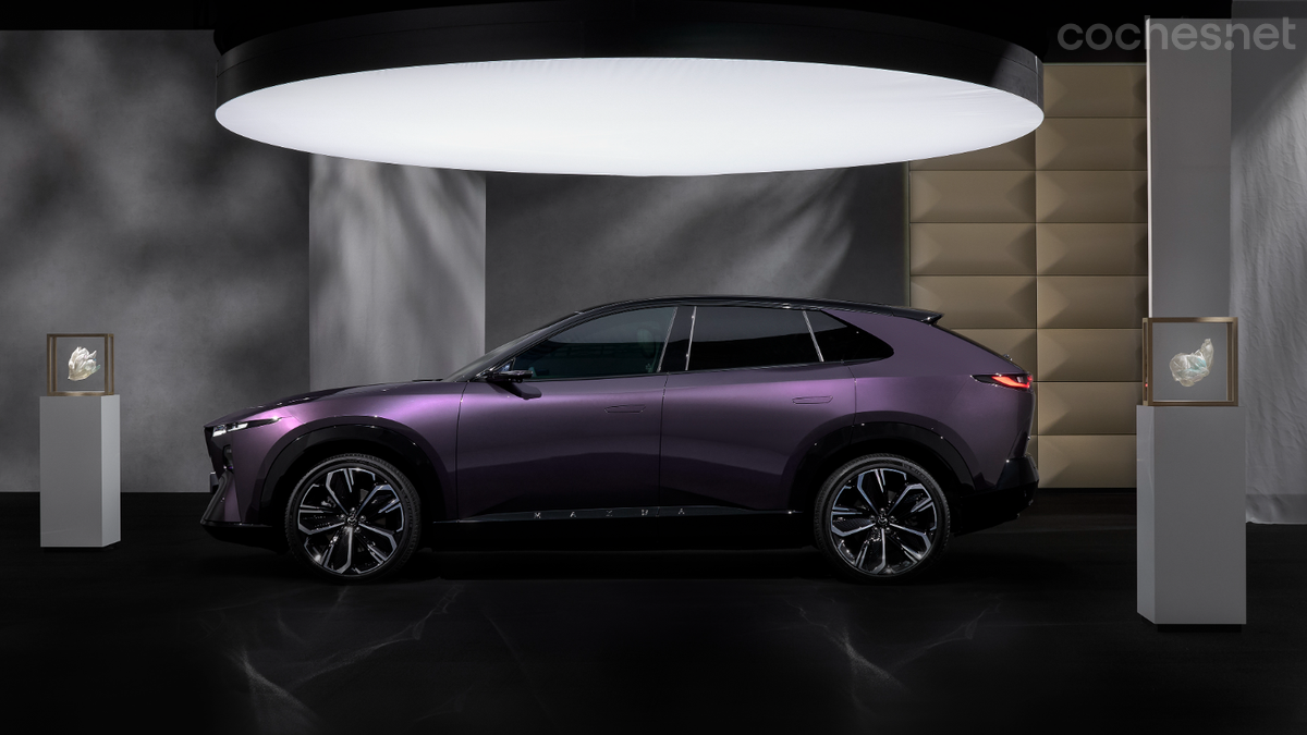 El Mazda CX-6e adopta una evolución del diseño Kodo, con proporciones equilibradas y una aerodinámica optimizada para la movilidad eléctrica