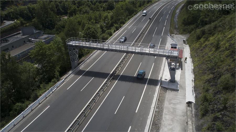 La multa por estacionar en autovía o autopista, no siendo zona habilitada al efecto es de 200 euros.