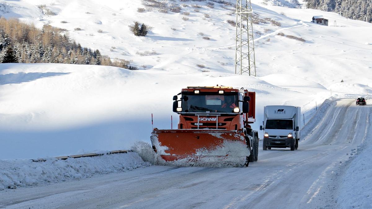 Con nieve, los vehículos tendrán que mantenerse en el carril derecho y no podrán utilizar el carril izquierdo ni siquiera para adelantar. Esta norma entrará en vigor en 2025.