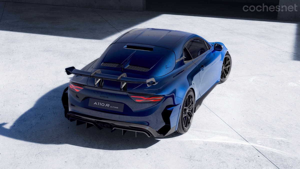 El Alpine A110 R Ultime se identifica por su alerón trasero de mayor tamaño. 