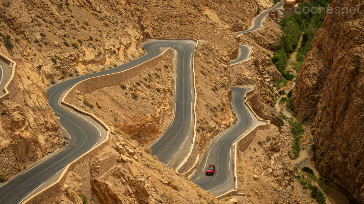 Las típicas y tópicas curvas de las gargantas del Dades permiten superar una elevada altura en muy pocos kilómetros.