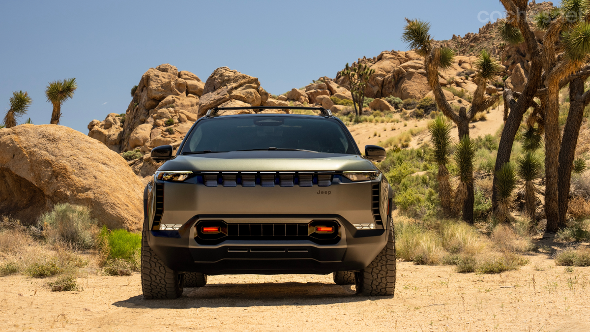 El frontal de este concept es tan espectacular como el del Wagoneer S, y añade un paragolpes diferente con dos ganchos en color naranja. 