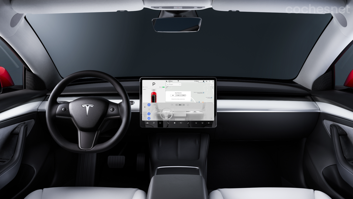 No hay un salpicadero con menos elementos que el del Tesla Model 3, protagonizado por una pantalla y un volante, simplemente. 