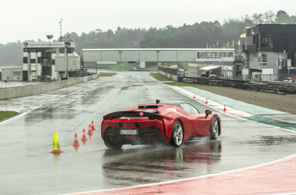 A pesar de las condiciones adversas de la pista, el SF90 Stradale ofrece un extra de motricidad y seguridad gracias a su sistema de transmisión integral. 