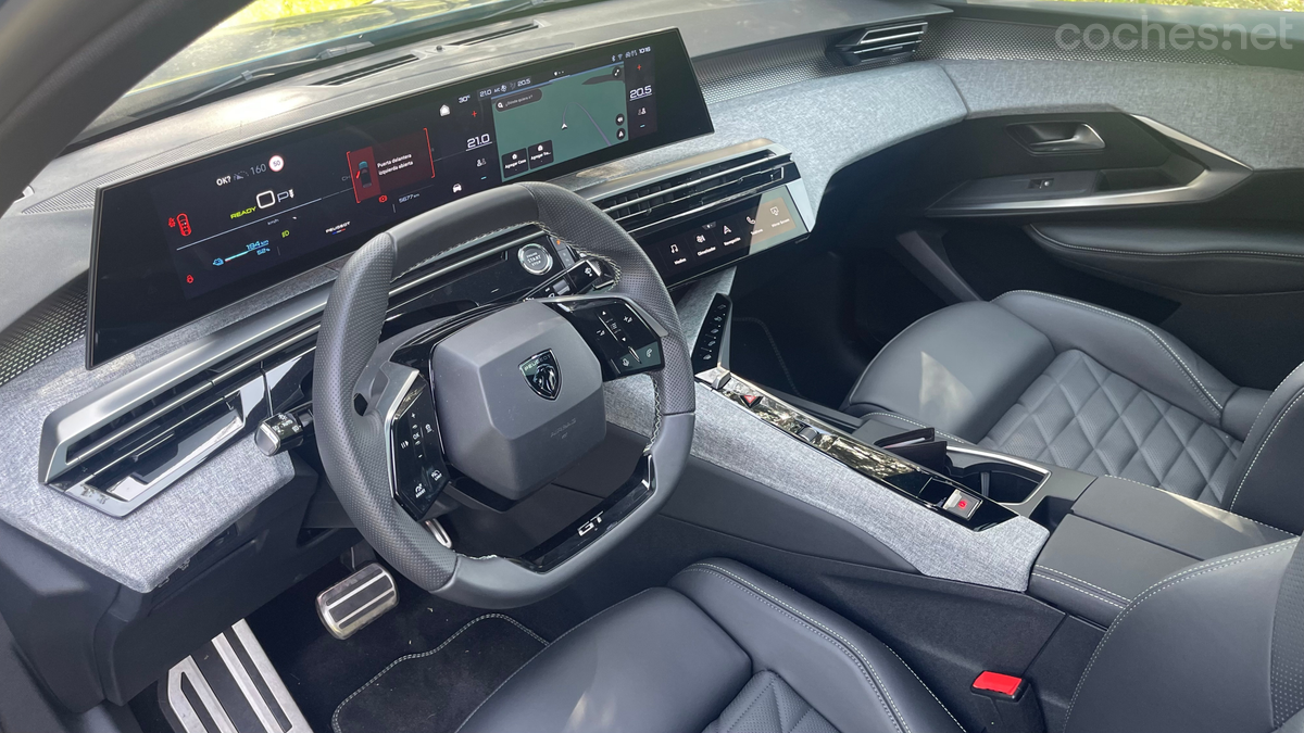 El diseño interior del Peugeot es espectacular, con in-cockpit menos radical que en otros modelos de la marca.