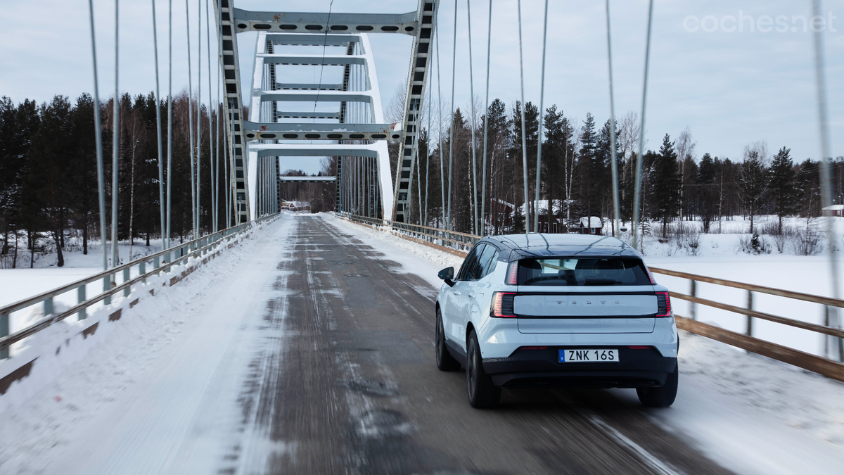 Conducimos el Volvo EX30 sobre las deslizantes carreteras de la Laponia sueca