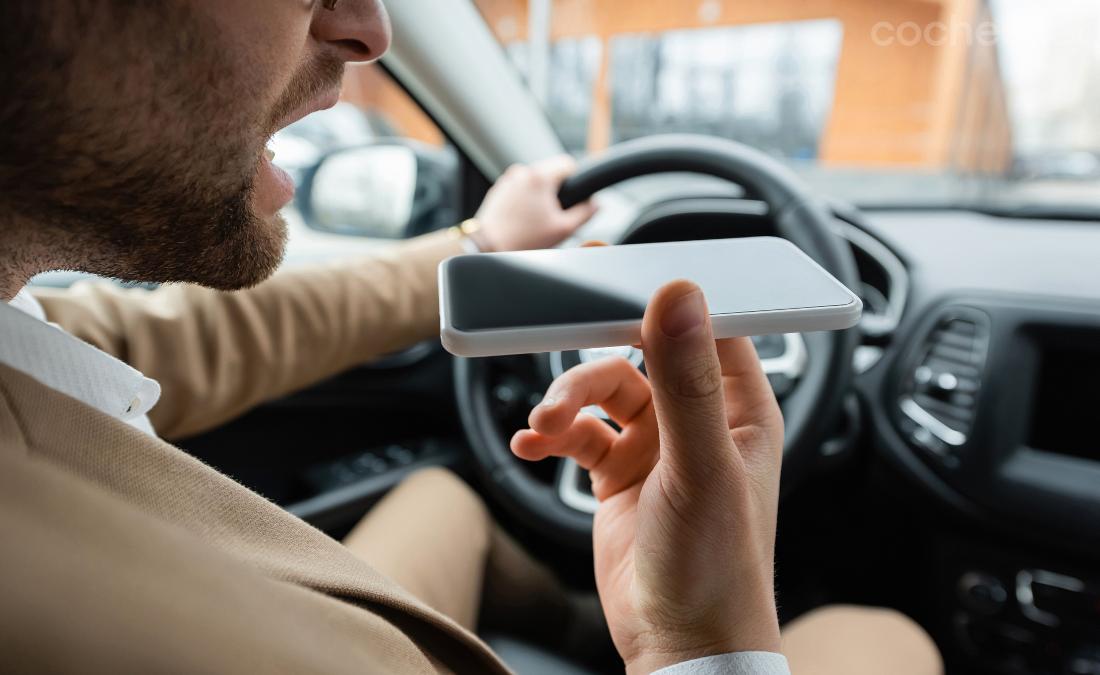 Estas son las distracciones al volante más habituales en España