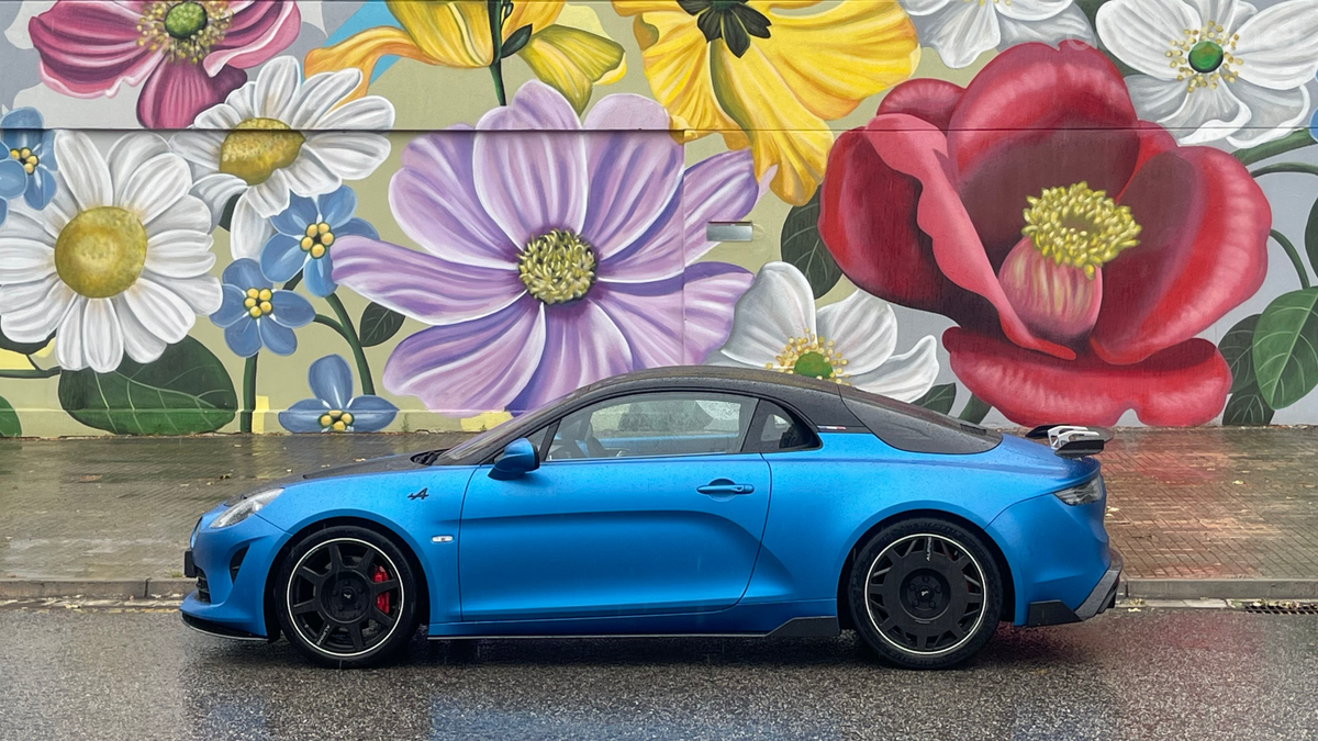 Pequeño, bajo y poco discreto. En el Alpine A110 R no pasas desapercibido.