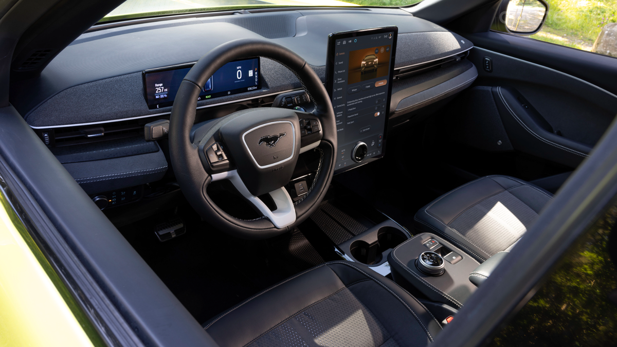 El interior no cambia respecto al de un Mustang Mach-E GT. 
