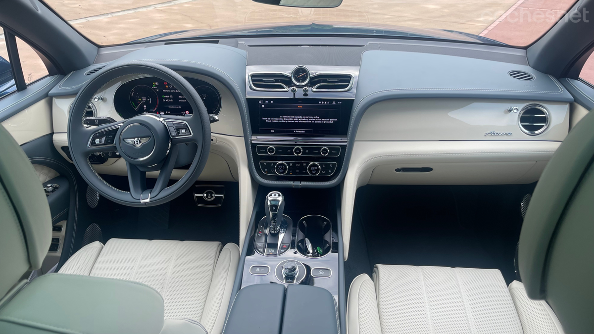 El salpicadero del Bentley Bentayga mezcla la tradición del lujjo con pinceladas de nueva tecnología.