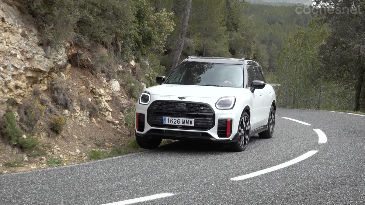 El chasis del Mini Countryman JCW le proporciona un comportamiento muy bueno, pero sin la agilidad que se le supone a un Mini.